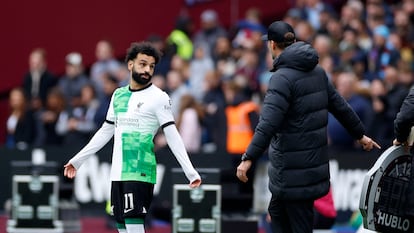 Mohamed Salah discute con Jurgen Klopp antes de entrar al campo.