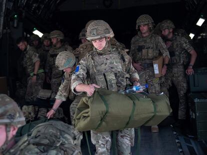 Soldados británicos aterrizan el pasado domingo en Kabul para llevar a cabo las labores de repatriación.