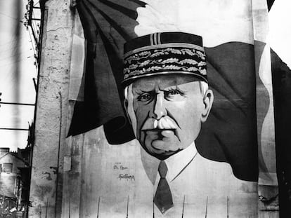 Una parada militar delante de un mural con el retrato del mariscal Pétain en Vichy durante la Segunda Guerra Mundial.