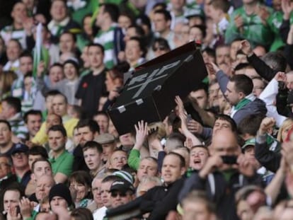 Los seguidores del Celtic se pasan un ataúd en referencia al Glasgow Rangers, durante el último partido que enfrentó a ambos equipos