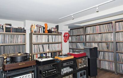 El coleccionista Andreti Colombo guarda en el sótano de su vivienda más de 9.000 discos de vinilo.