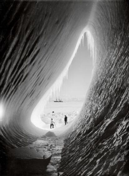 Vista desde el interior de una cueva en curva formada en el hielo, en una imagen sacada en el Polo Sur el 5 de enero de 1911.