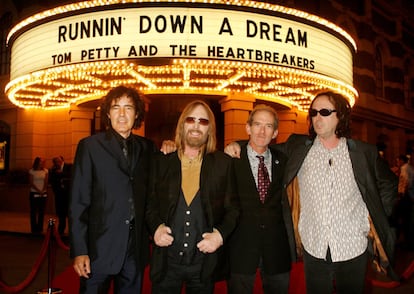 Los miembros del grupo 'Tom Petty and the Heartbreakers', Ron Blair, Tom Petty, Benmont Tench y Mike Campbell (de izquierda a derecha) posando en la premiere de un documental sobre la banda.