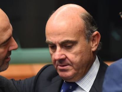 European economic affairs commissioner Pierre Moscovici (left) with Spanish Economy Minister Luis de Guindos.