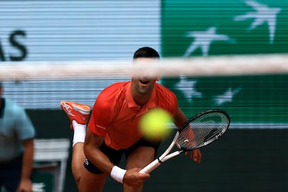 Djokovic sigue la trayectora de la pelota tras realizar un saque. 