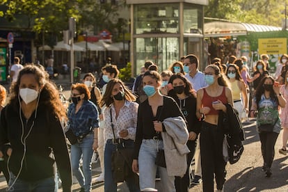 Jóvenes en la zona de Goya, en Madrid.