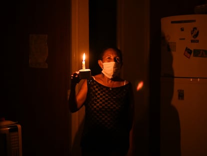 Maria Félix Carvalho, 58 anos, durante o apagão em Macapá, no Amapá. Imagem do dia 13 de novembro.