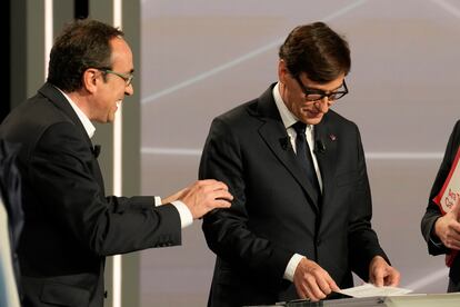 El candidato de JxCat Josep Rull (izquierda) y el del PSC Salvador Illa, durante el debate electoral organizado por RTVE Catalunya.