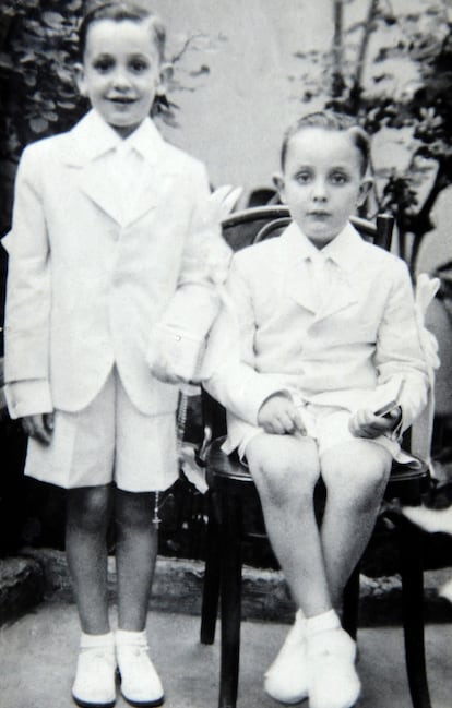 Jorge Mario Bergoglio posa con su hermana María Elena en Buenos Aires (Argentina), en una fotografía sin datar de su álbum familiar.