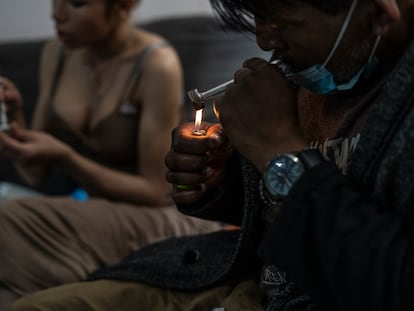 Uriel fuma fentanilo en polvo mientras su pareja prepara una dosis para inyectar, en Tijuana, el 10 de mayo.