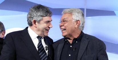 El expresidente del Gobierno Felipe González (d) y el ex primer ministro británico, Gordon Brown.