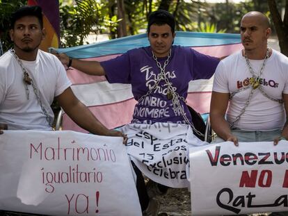 Los activistas por los derechos trans, Koddy, Paúl y Johan frente a la Defensoría del Pueblo en Caracas.