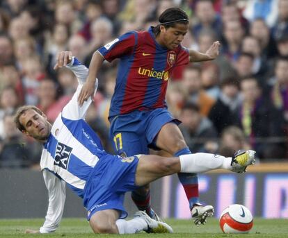 Zabaleta intenta robarle el balón a Giovani dos Santos en un partido de liga Barcelona - Espanyol.