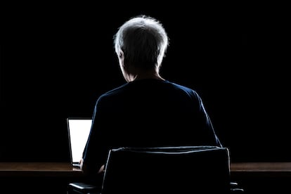 Un hombre frente a un ordenador.