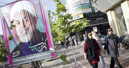 Un cartel electoral de Hasan Rohan&iacute; en las calles de Teher&aacute;n, este lunes. 