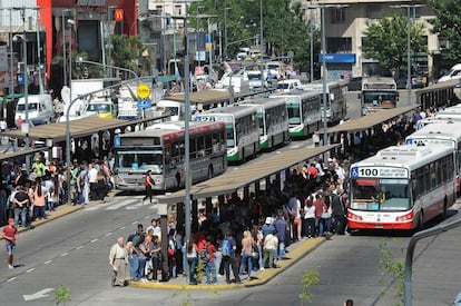 Cientos esperan por un lugar en el autobus, en Plaza Constituci&oacute;n.