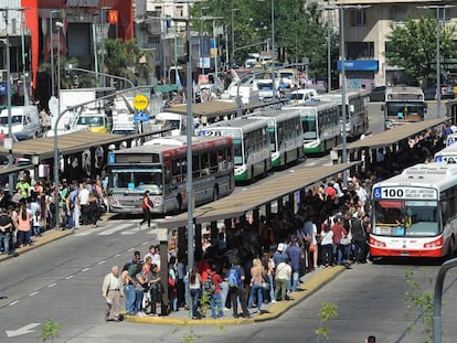 Cientos esperan por un lugar en el autobus, en Plaza Constituci&oacute;n.