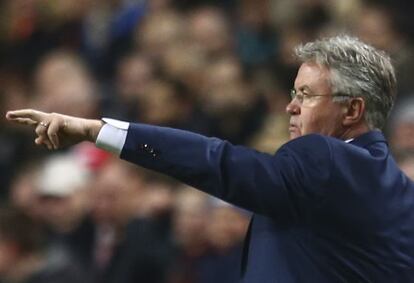 Hiddink da instrucciones en la banda del Ámsterdam Arena