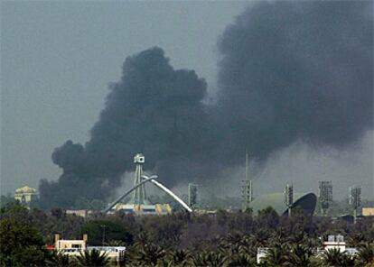 En la imagen, una columna de humo tras la explosión del coche bomba junto al cuartel de la Coalición.