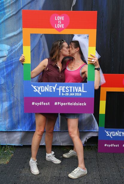 Jo Cole y Charli Sever, una pareja de Brighton, Inglaterra, se besan en el Festival de Sídney, Australia, para celebrar el primer día legal del matrimonio homosexual.