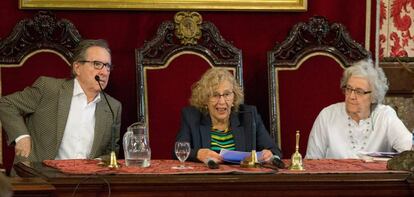 Los periodistas Iñaki Gabilondo (i) y Soledad Gallego Díaz (d), y la alcaldesa de Madrid, Manuela Carmena (c), durante el debate posterior al pleno dramatizado.