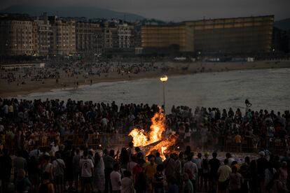 Una hoguera en la playa de La Zurriola, en San Sebastián, con motivo de la noche de San Juan. 