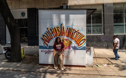 Caty Monreal en un acto de campaña en el que se pintaron rótilos en los puestos de comida de la alcaldía, el 25 de abril.