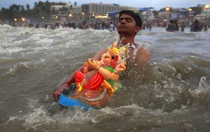 Festival en honor a Ganesha, el dios hind de la sabidura, la prosperidad y la buena fortuna, en Bombay (India).