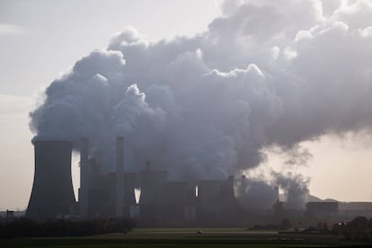 Las chimeneas de una fábrica alimentada por carbón en Berheim (Alemania).