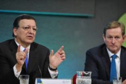 El presidente de la Comisión Europea José Manuel Durao Barroso (i) y el primer ministro irlandes, Enda Kenny (d), dan una rueda de prensa en Dublín.
