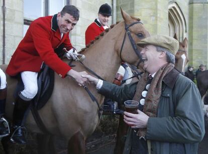 Nigel Farage saluda a un jinete en una cacería el pasado diciembre.