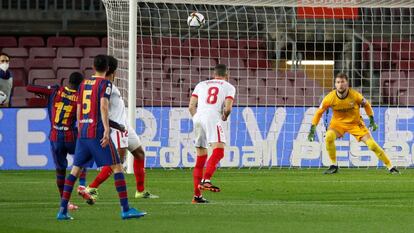 El jugador francés del Barça Ousmane Dembélé (a la izquierda) abre el marcador en la primera parte.