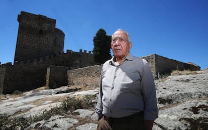 Luis Sánchez, delante del castillo de Puente de Congosto, Salamanca.