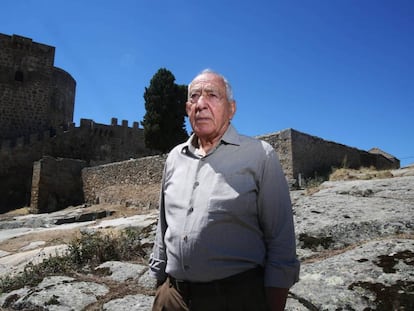 Luis Sánchez, beside the Castle of the Congosto Bridge in Salamanca.