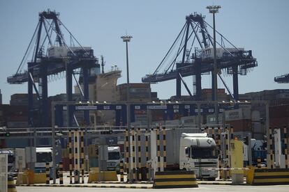 Vista general de grúas y contenedores en el Puerto de Algeciras.