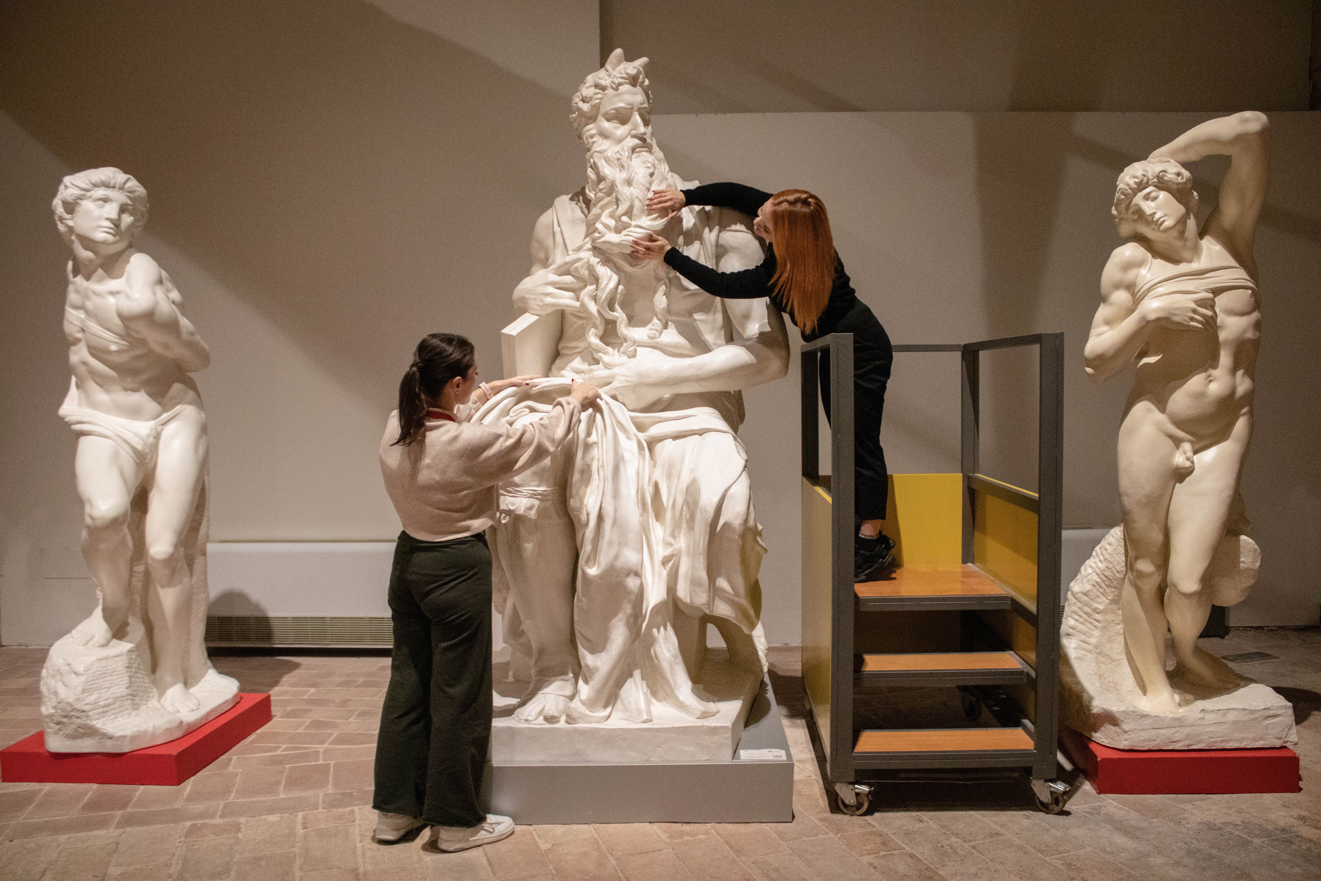 Dos mujeres acarician una réplica del Moisés de Miguel Ángel en la sala dedicada al Renacimiento. A la derecha se encuentra una de plataformas móviles utilizadas para alcanzar la cima de las esculturas.