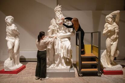 Dos mujeres acarician una réplica del Moisés de Miguel Ángel en la sala dedicada al Renacimiento. A la derecha se encuentra una de plataformas móviles utilizadas para alcanzar la cima de las esculturas.