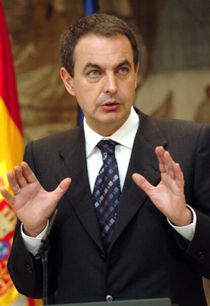 José Luis Rodríguez Zapatero durante la lectura de la declaración institucional.