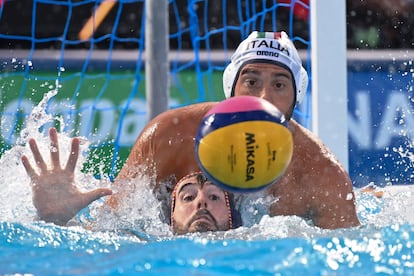  El español Miguel De Toro Domínguez disputa una bola con el italiano Francesco di Fulvio durante la final.  
