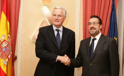 Michel Barnier, comisario europeo de Mercado Interior y Servicios Financieros, junto a Miguel Carballeda, presidente de la ONCE.