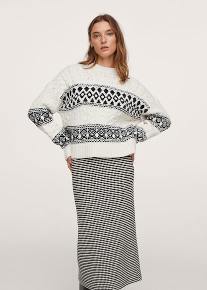 Este jersey en blanco y negro de Mango parecerá una de esas prendas heredadas que una guarda como un tesoro.

De 39,99 a 29,99€