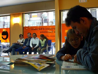 Los padres esperan turno en el Consorcio de Educación de Barcelona para la preinscripción de sus hijos en escuelas e institutos.