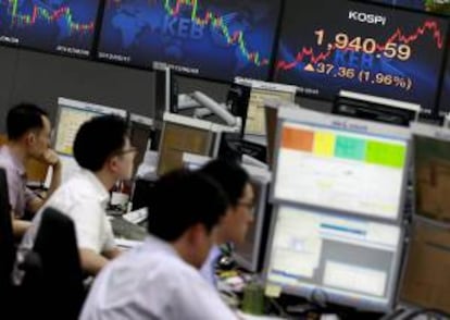 Agentes de Bolsa de Corea del Sur trabajan frente a los monitores en el Banco de Cambio en Seúl (Corea del Sur). El Índice Compuesto de Referencia de Precios de Corea (KOSPI) subió un 0,83 por ciento en la apertura del Mercado de Valores de Seúl. EFE/Archivo