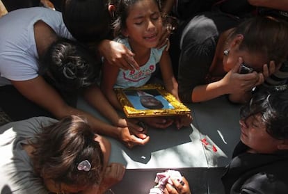 Relatives cry over an inmate&#039;s coffin in Comayagua.