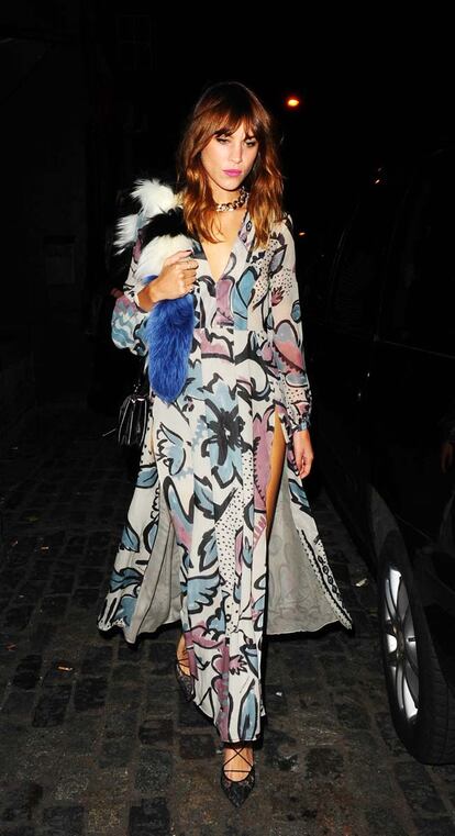 Alexa Chung asisti a la fiesta de cumplea?os de su amigo Nick Grimshaw. Para la ocasin la britnica eligi un vestido de la ltima coleccin de Burberry Prorsum que complet con estola de pelo y cadena de eslabones dorados.