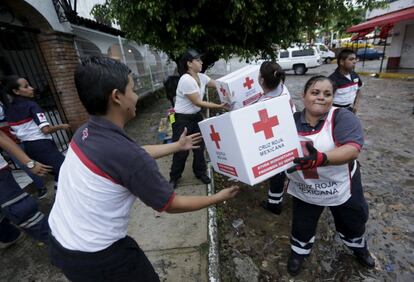 Voluntaris de la Creu Roja a Puerto Vallarta, Jalisco.