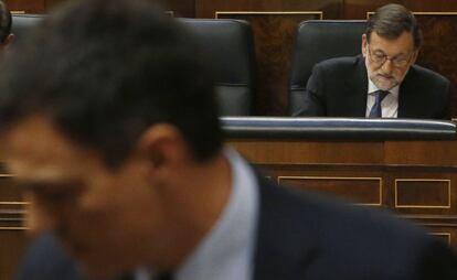 Pedro S&aacute;nchez y, al fondo, Mariano Rajoy, este mi&eacute;rcoles en el Congreso. 