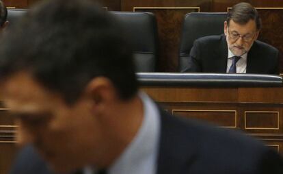 Pedro Sánchez y, al fondo, Mariano Rajoy, este miércoles en el Congreso.