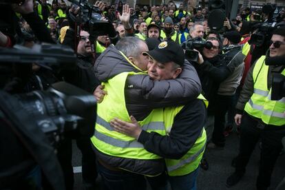 Alberto 'Tito' Álvarez, a la izquierda, es abrazado por un compañero antes de entrar en la reunión en la Conselleria de Territorio y Sostenibilidad, en Barcelona. Los representantes del taxi han estado convocados a una reunión con el conseller Damia Calve para desencallar la huelga. 
quinto día de huelga indefinida de Taxistas