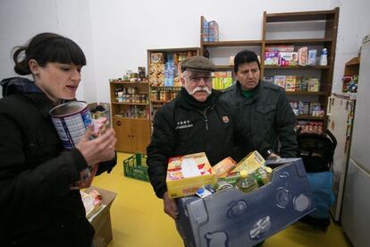 Vecinos en el banco de alimentos de Ciutat Meridiana.